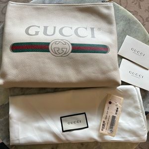 GUCCI Pebbled Calfskin Logo Portfolio Clutch White
